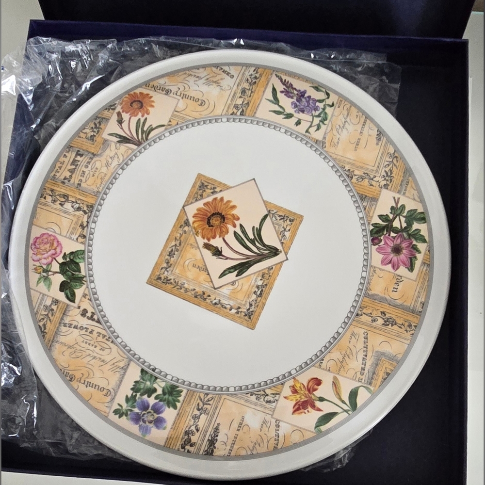 ROYAL WORCESTER ~ Decorative Flowers ~ Fine Bone China Dinner Plate  ENGLAND